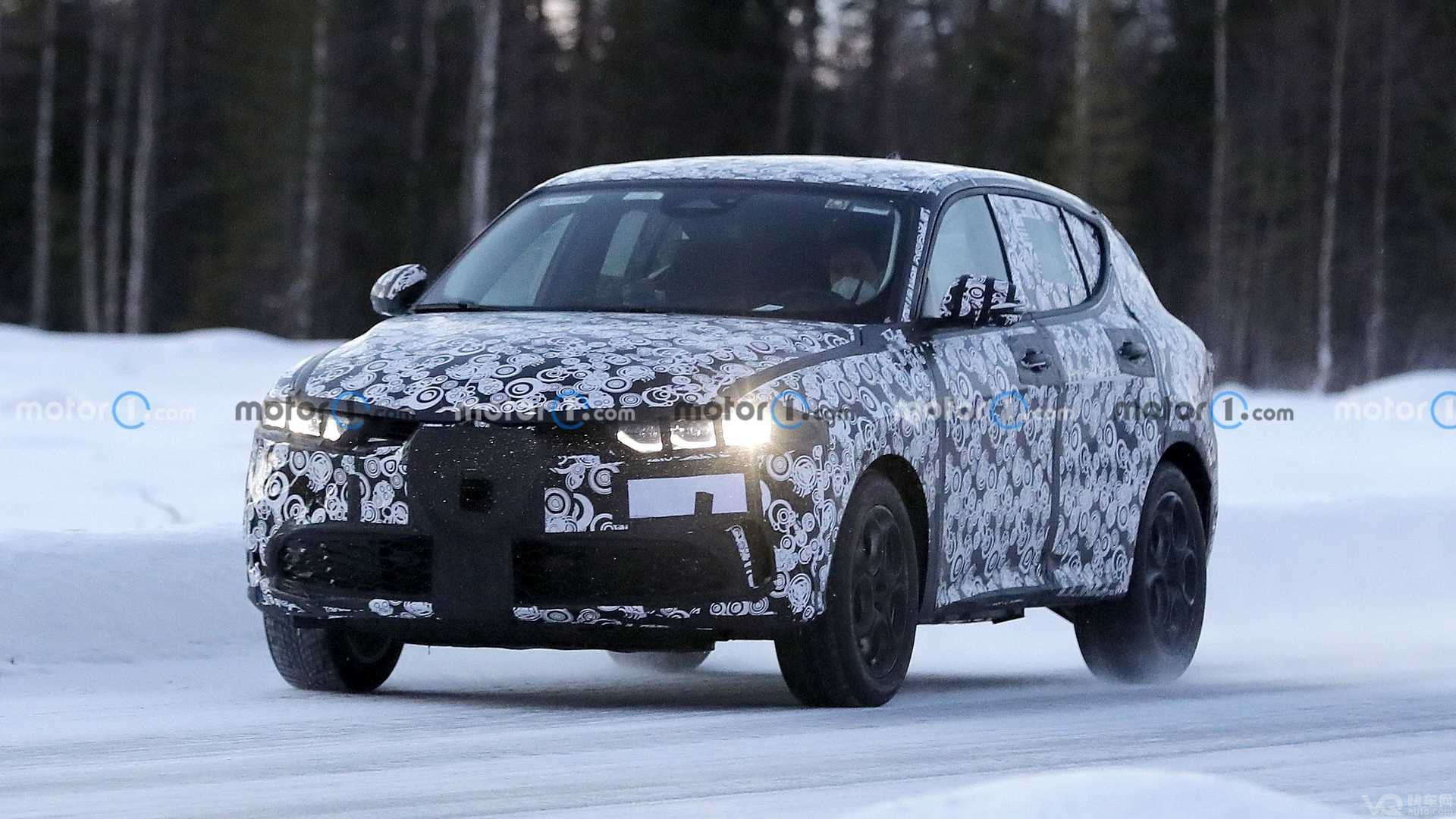 2023-alfa-romeo-tonale-snow-spy-photo (1).jpg