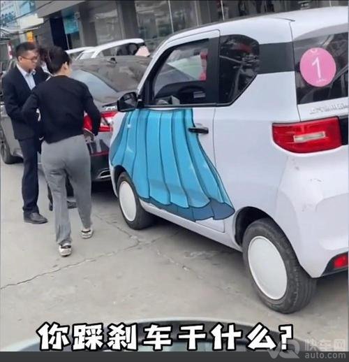 女子追尾后 质问前车司机为何刹车：急得直跺脚