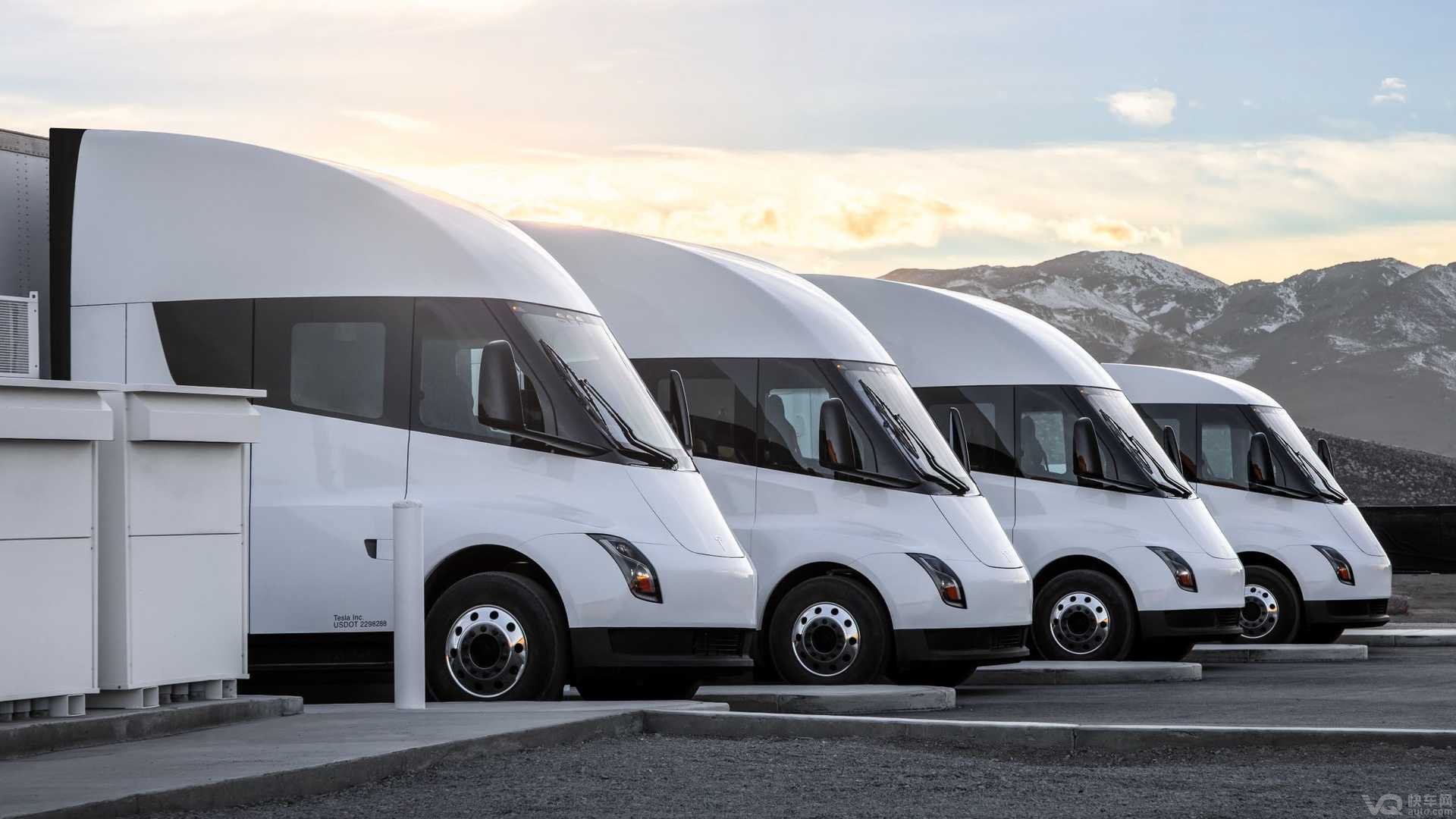 tesla-semi-trucks-at-a-fast-charging-megacharging-station-at-the-gigafactory-1-in-nevada.jpg
