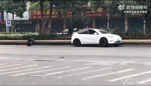 特斯拉Model Y蛇形变道超车失败 撞上路中隔离栏：轮都掉了！