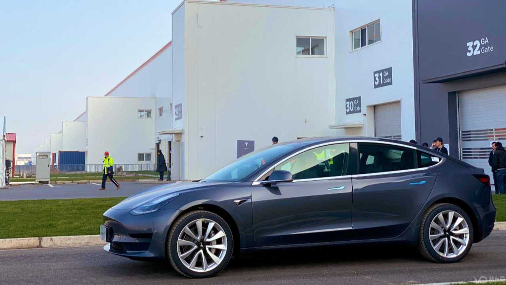 tesla-model-3-at-the-tesla-gigafactory-3.jpg