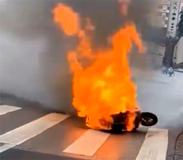 电动自行车爆燃实拍：浓烟过后、瞬间被大火吞噬