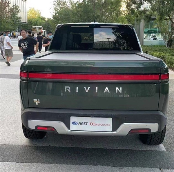 年轻人第一辆皮卡？“特斯拉杀手”Rivian R1T现身小米科技园