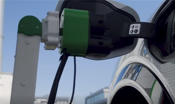福特推出机器人充电站：不用下车、探头自动插入充电口