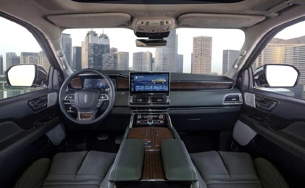 林肯领航员对比宝马X7，百万级豪华SUV怎么选？