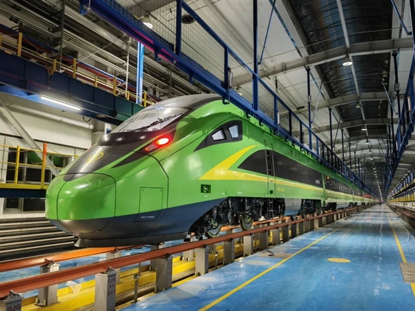 鹤岗铁路开通运营：“绿巨人”开到中国最北端！时速160公里