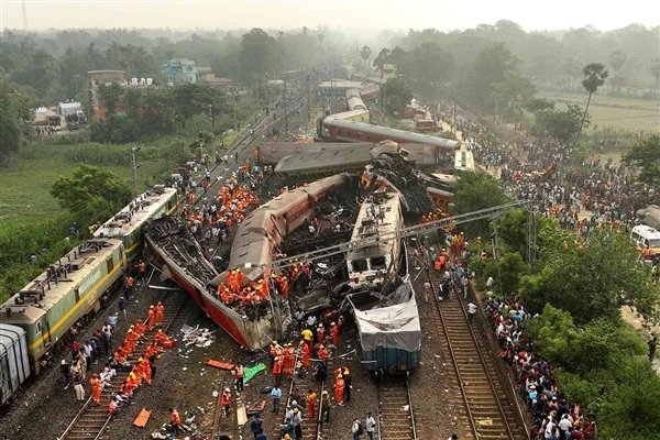 印度火车事故死亡人数下调至275人：当局称救援已完成